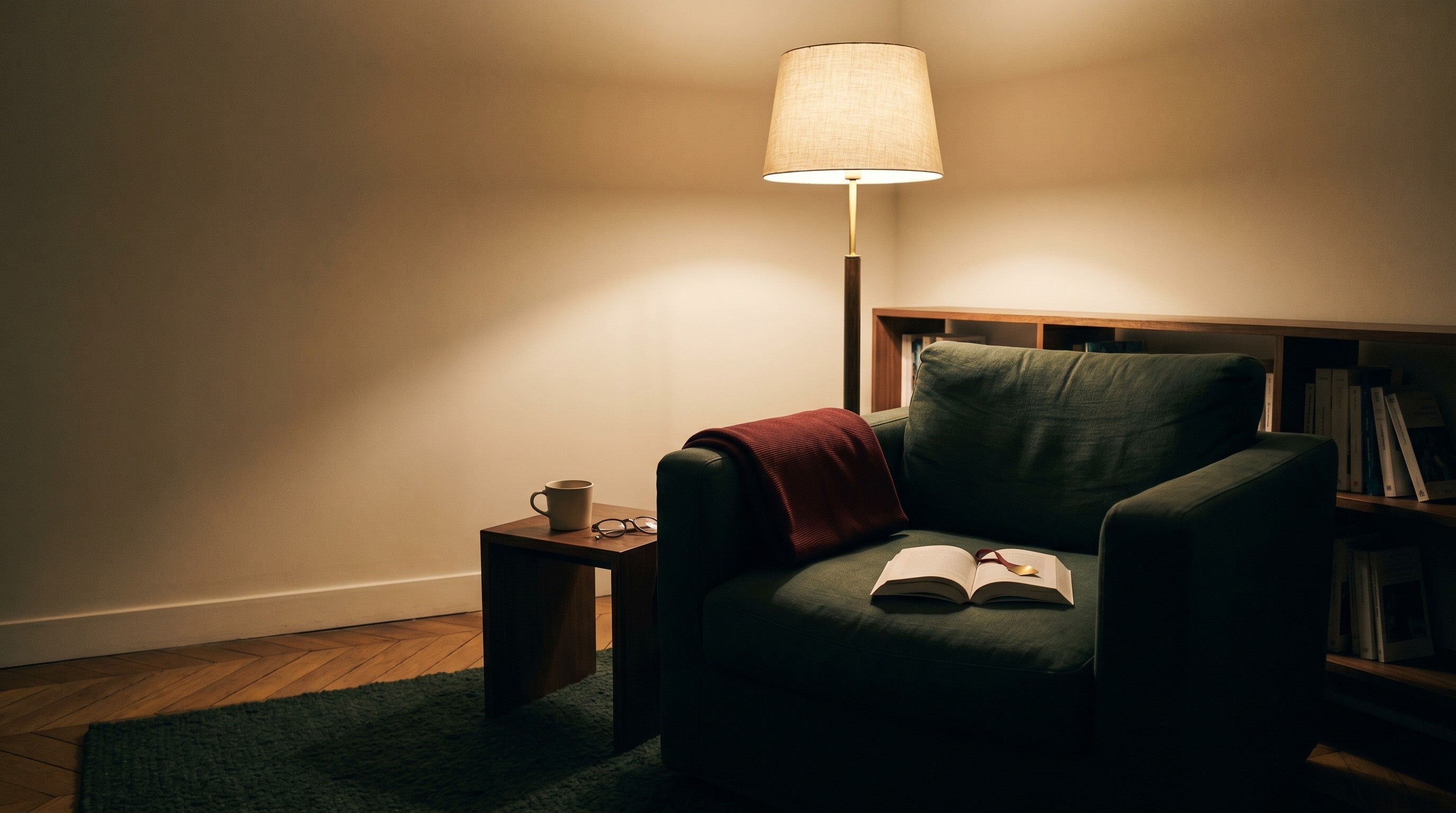 Comment créer un coin lecture cosy pour lire le soir - REYSIMO Image