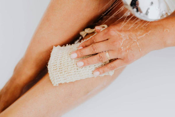 Gant de toilette ou éponge : que choisir pour sa routine d'hygiène ?