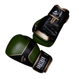 Gants de boxe Another Boxer MagNum Pro verts et noirs avec détails dorés.