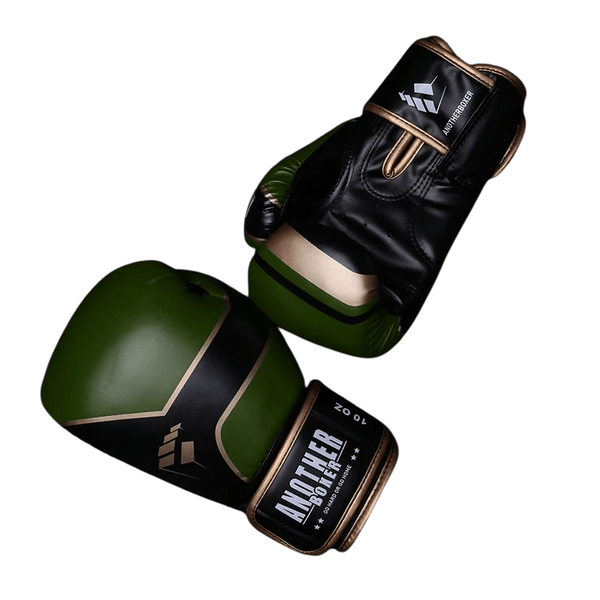 Gants de boxe Another Boxer MagNum Pro verts et noirs avec détails dorés.