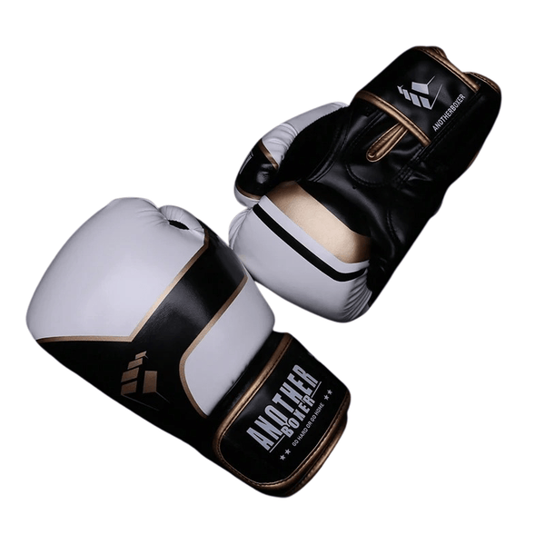 Gants de boxe Another Boxer MagNum Pro blancs et noirs avec détails dorés.