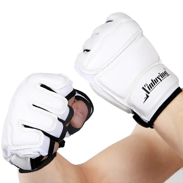 Gants MMA blancs avec logo noir sur le poignet.