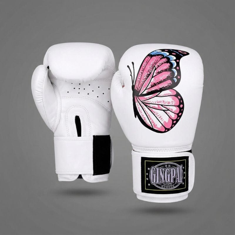 Gants de boxe blancs pour femme avec un papillon rose et bleu sur le gant droit.