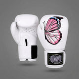 Gants de boxe blancs pour femme avec un papillon rose et bleu sur le gant droit.