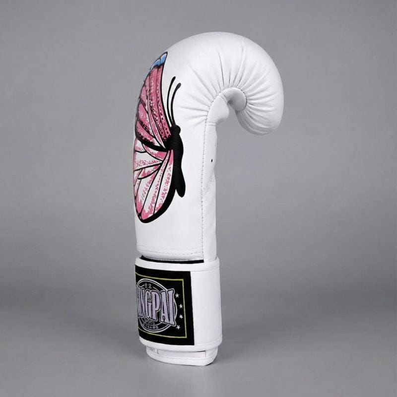 Gants de boxe blancs pour femme avec un motif de papillon rose et un logo sur le poignet.