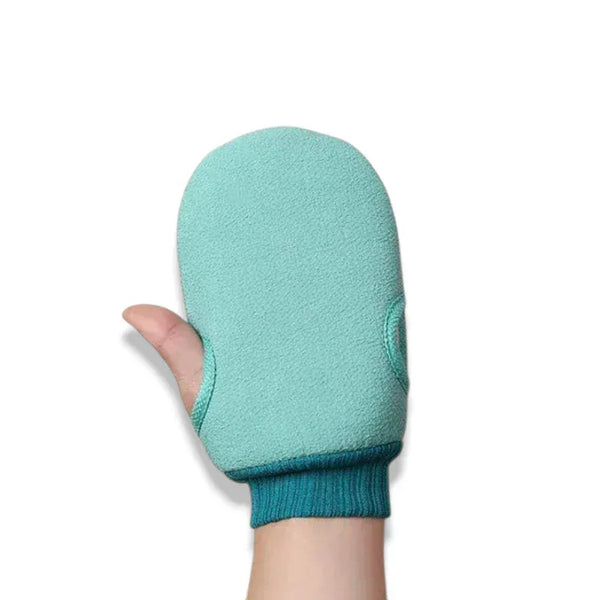 Gant de toilette en coton bleu sarcelle porté sur une main.