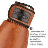 Gants de boxe en cuir marron avec logo et fermeture velcro.