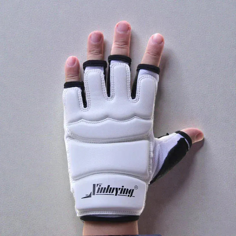 Gants de protection MMA blancs avec logo noir.