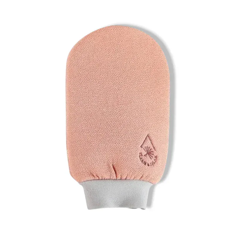 Gant de gommage corporel rose avec un logo brodé.