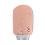 Gant de gommage corporel rose avec un logo brodé.