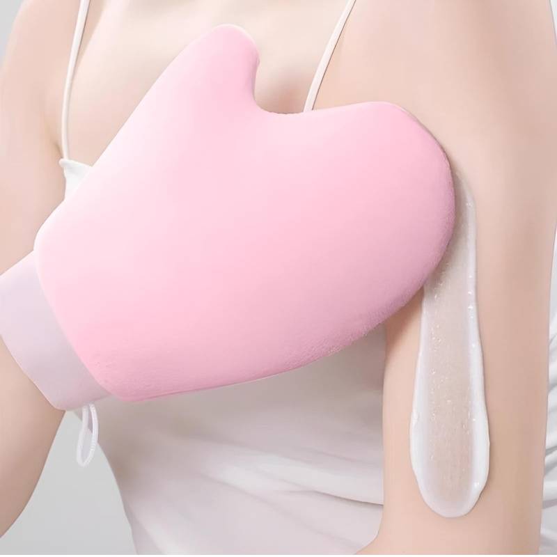 Gant rose pour appliquer uniformément la lotion autobronzante sur la peau.