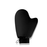 Gant noir pour appliquer la lotion autobronzante.