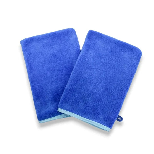 Deux gants de toilette bleus en flanelle douce.