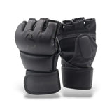 Gants MMA noirs ouverts aux doigts avec fermeture velcro.