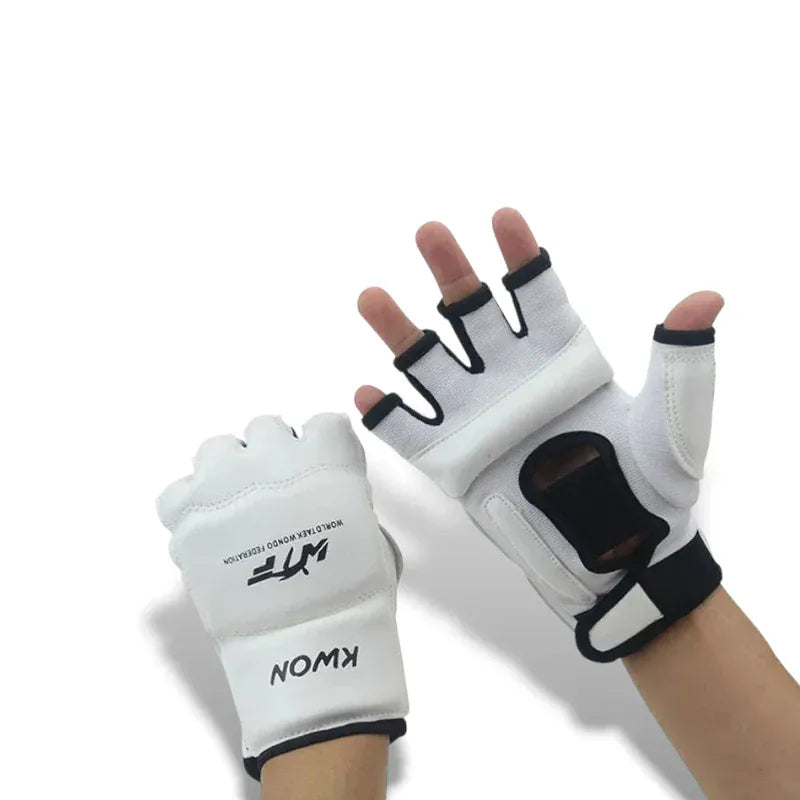 Gants de MMA blancs pour hommes avec découpes pour les doigts et logo.