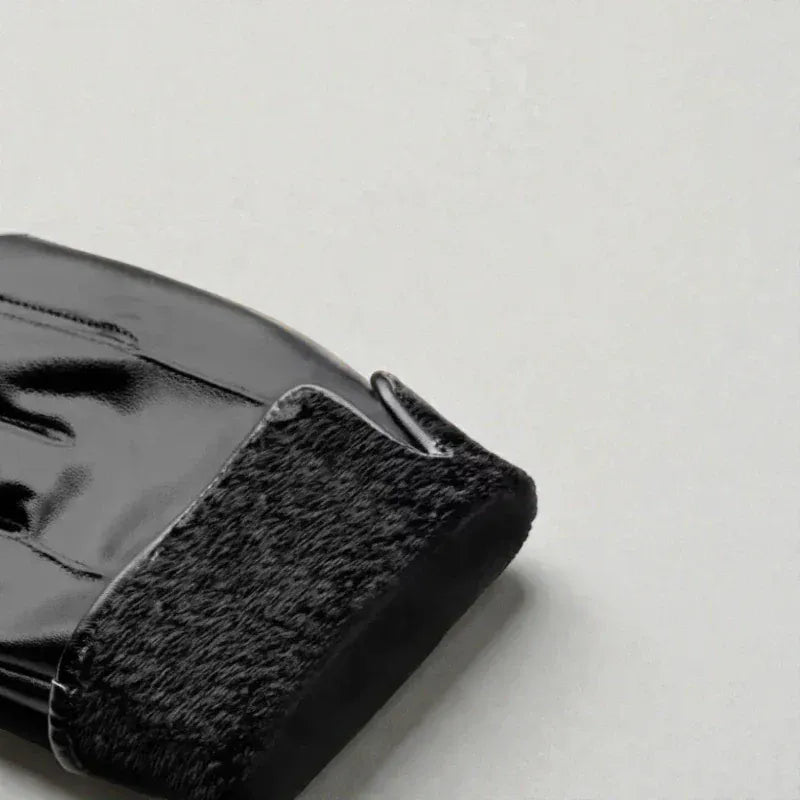 Gants en cuir noir avec doublure en laine.