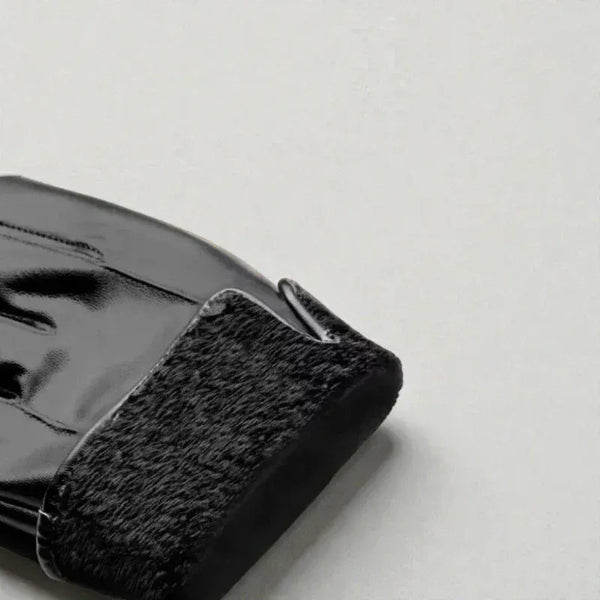 Gants en cuir noir avec doublure en laine.