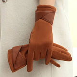 Gants chauffants en velours marron pour femme avec détail nœud en cuir.