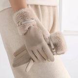Gants beiges pour femme avec bordure en fausse fourrure et boucle.