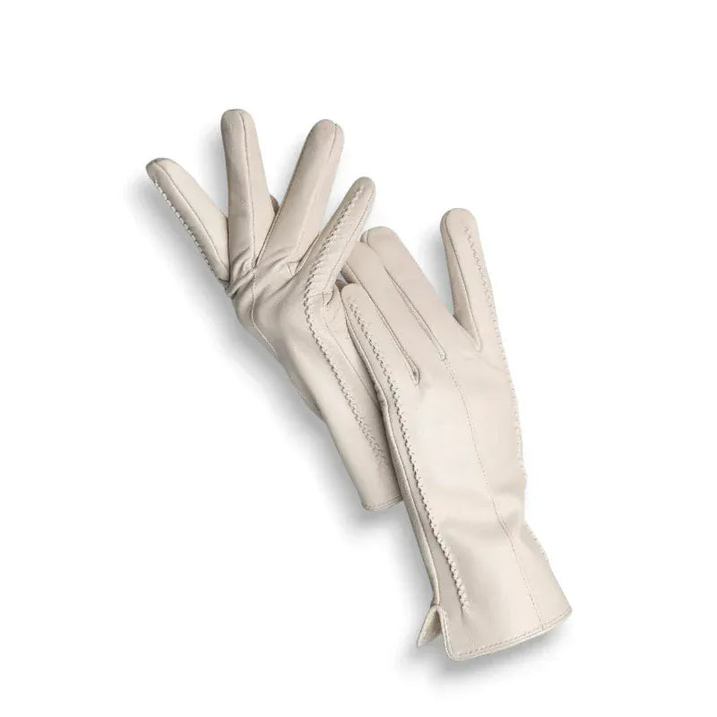 Gants en cuir blanc pour femme avec coutures décoratives.