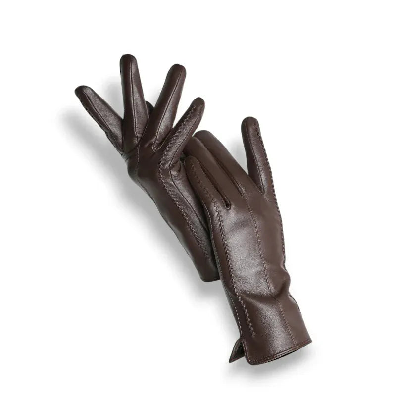 Gants en cuir marron pour femme avec coutures apparentes et doigts écartés.