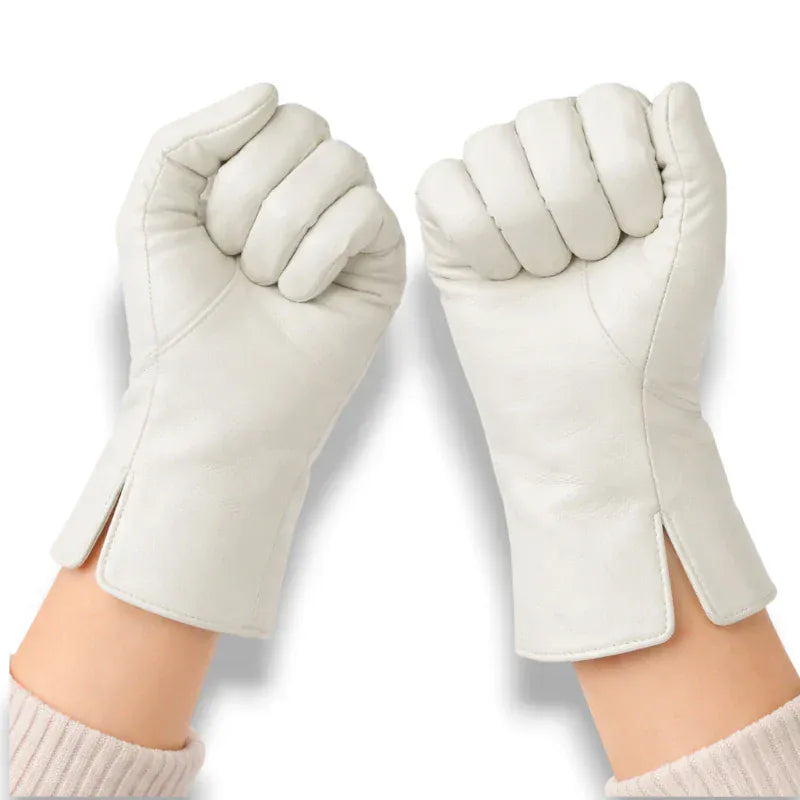 Gants en cuir blanc pour femme, poings fermés.