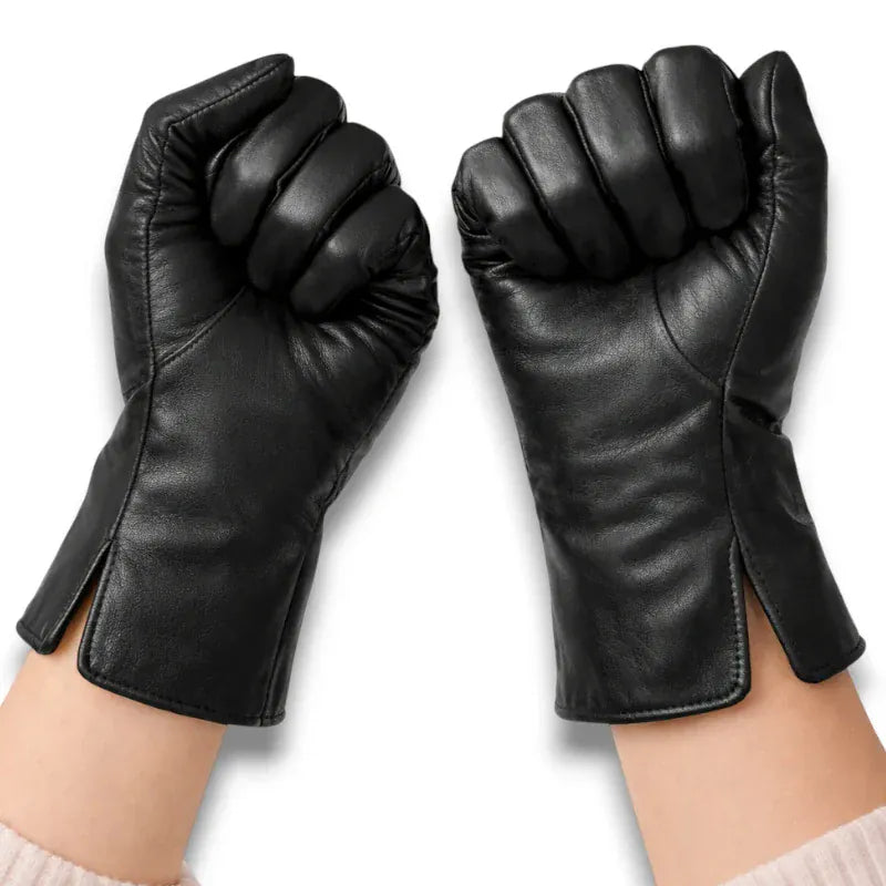 Gants en cuir noir pour femme, poings fermés.