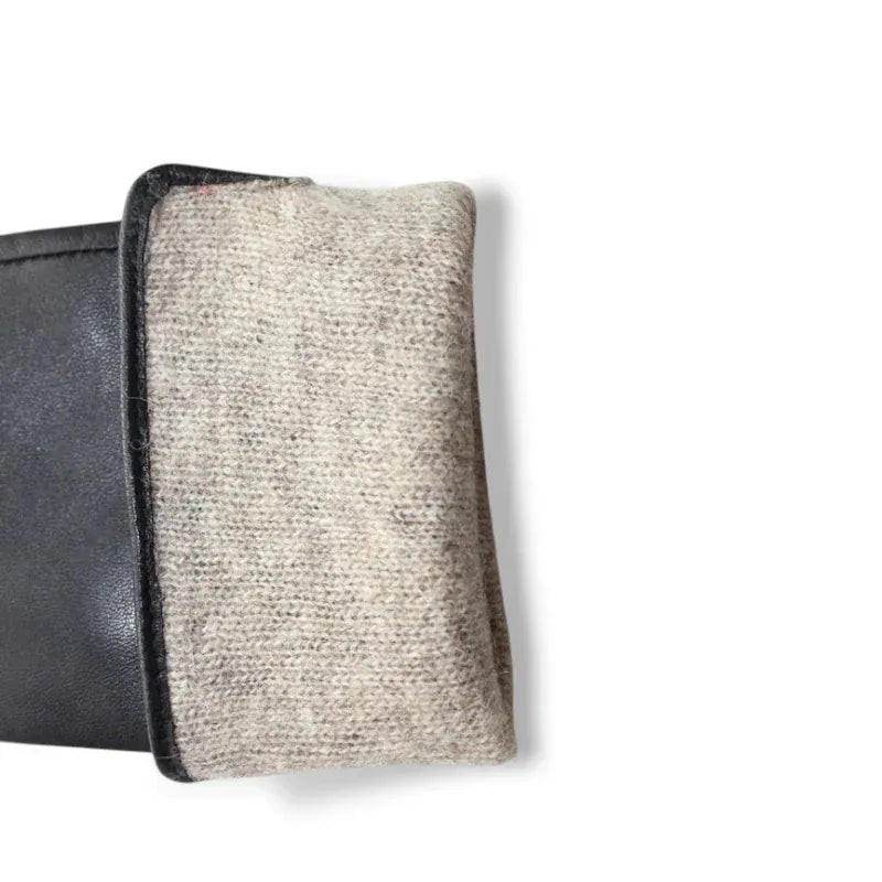 Gants en cuir noir avec revers en tricot beige.