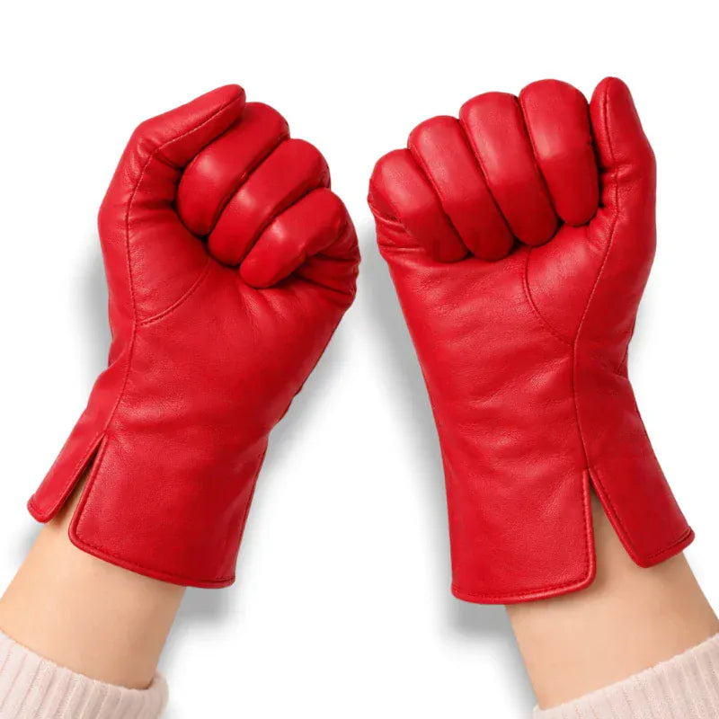 Gants en cuir rouge pour femme, poings fermés.