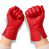 Gants en cuir rouge pour femme, poings fermés.