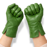 Gants en cuir vert pour femme, poings fermés.