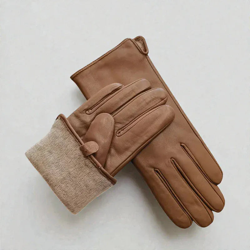 Gants en cuir marron pour femme avec doublure tricotée.