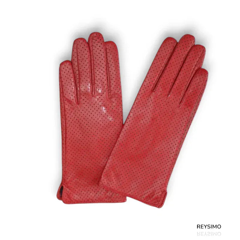 Gants en cuir rouge pour femmes avec perforations.