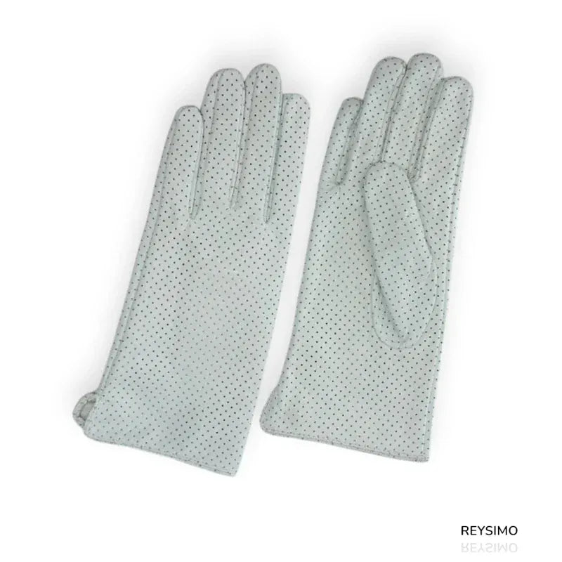 Gants en cuir perforé pour femmes.