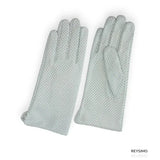 Gants en cuir perforé pour femmes.