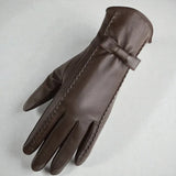 Gants en cuir marron pour femme avec nœud décoratif et technologie tactile.