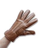 Gants en cuir marron pour homme avec coutures apparentes.