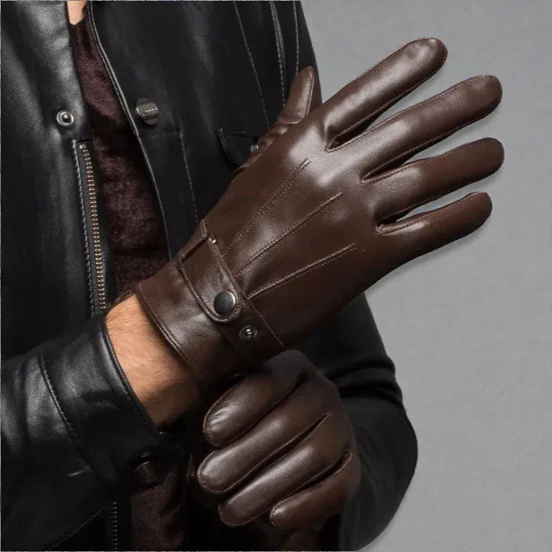Gants en cuir marron pour homme avec fermeture à bouton.