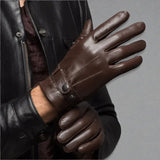Gants en cuir marron pour homme avec fermeture à bouton.