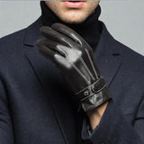 Gants en cuir noir pour homme avec surpiqûres blanches et boucle de serrage.
