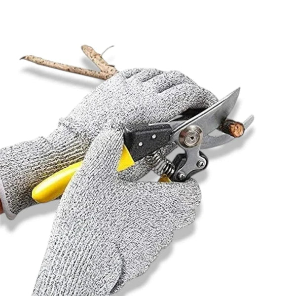 Gants de protection anti-coupure niveau 5 coupant une branche.