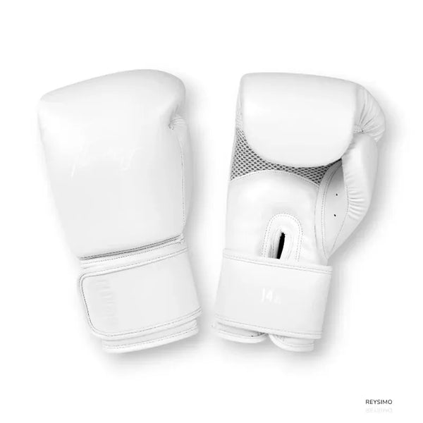 Gants de boxe blancs unisexes avec détails en maille et fermeture velcro.
