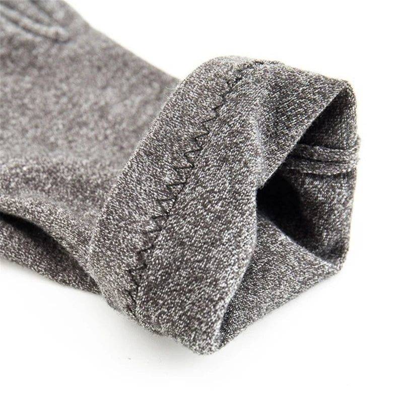 Gants de compression unisexe en tissu gris chiné avec coutures visibles.