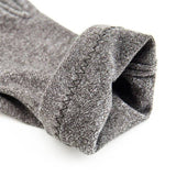 Gants de compression unisexe en tissu gris chiné avec coutures visibles.