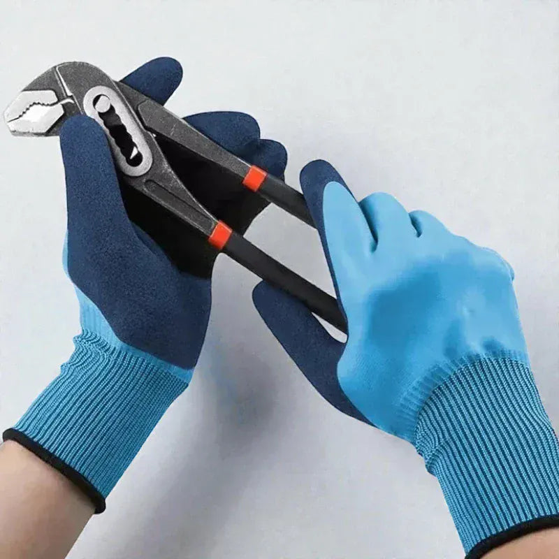 Gants horticoles bleus et bleus foncés en latex résistant avec une pince.