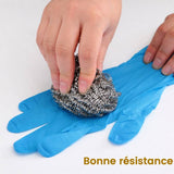 Gants en latex bleus jetables utilisés avec une éponge métallique.