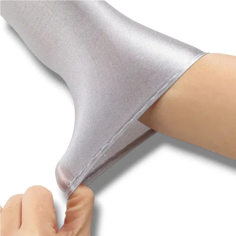 Gants longs femme en tissu gris argenté, montrant la texture et l'élasticité.