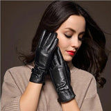 Gants en cuir noir pour femme avec nœud et technologie tactile.