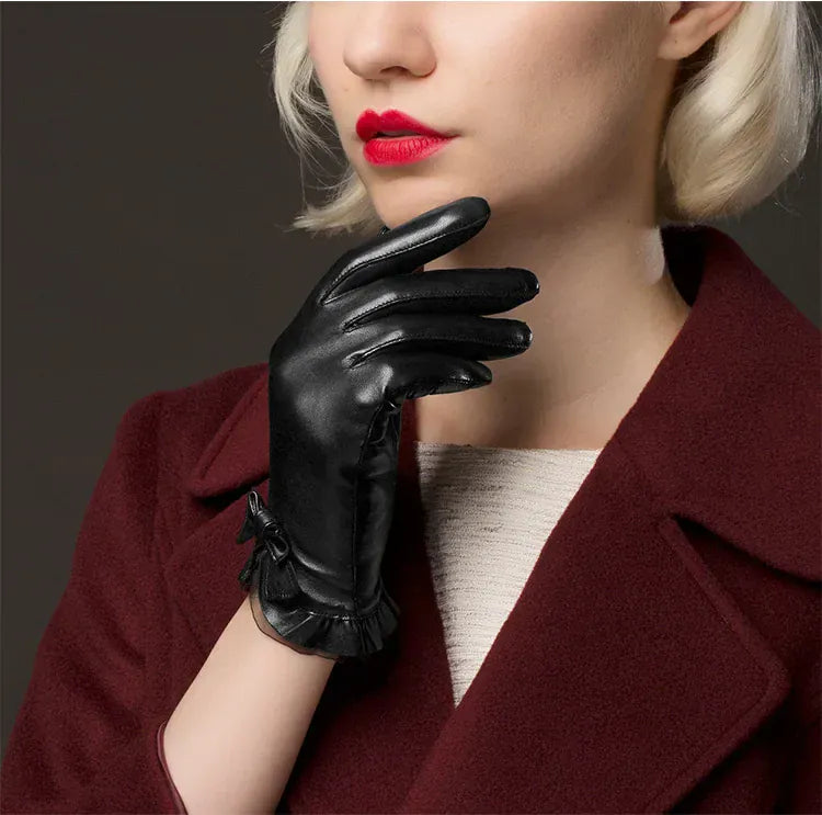 Gants en cuir noir pour femme avec détails en dentelle et nœud.