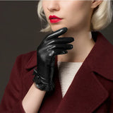 Gants en cuir noir pour femme avec détails en dentelle et nœud.